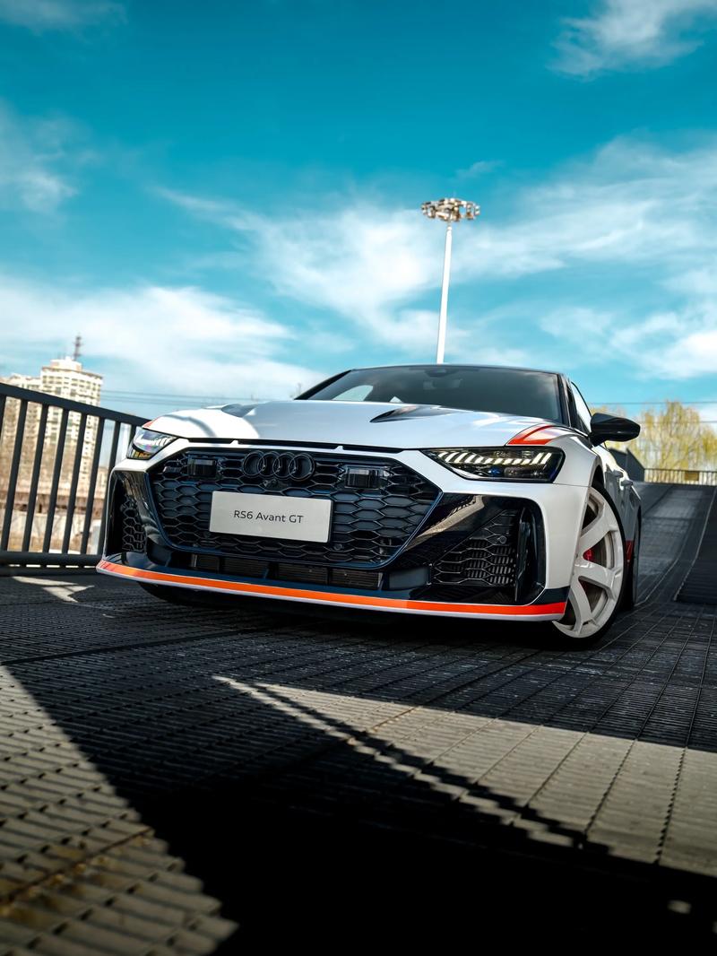 奥迪rs6多少钱／奥迪rs6多少钱落地