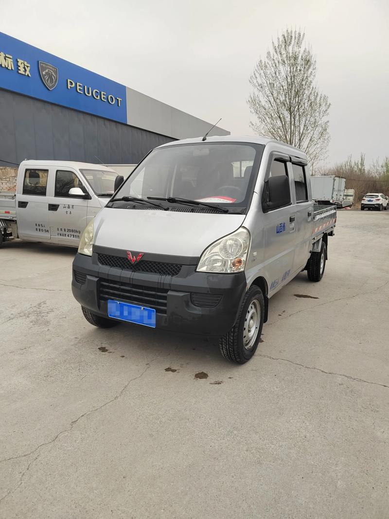 五菱荣光新卡双排图片(五菱荣光新卡15双排座现在的价格是多少)